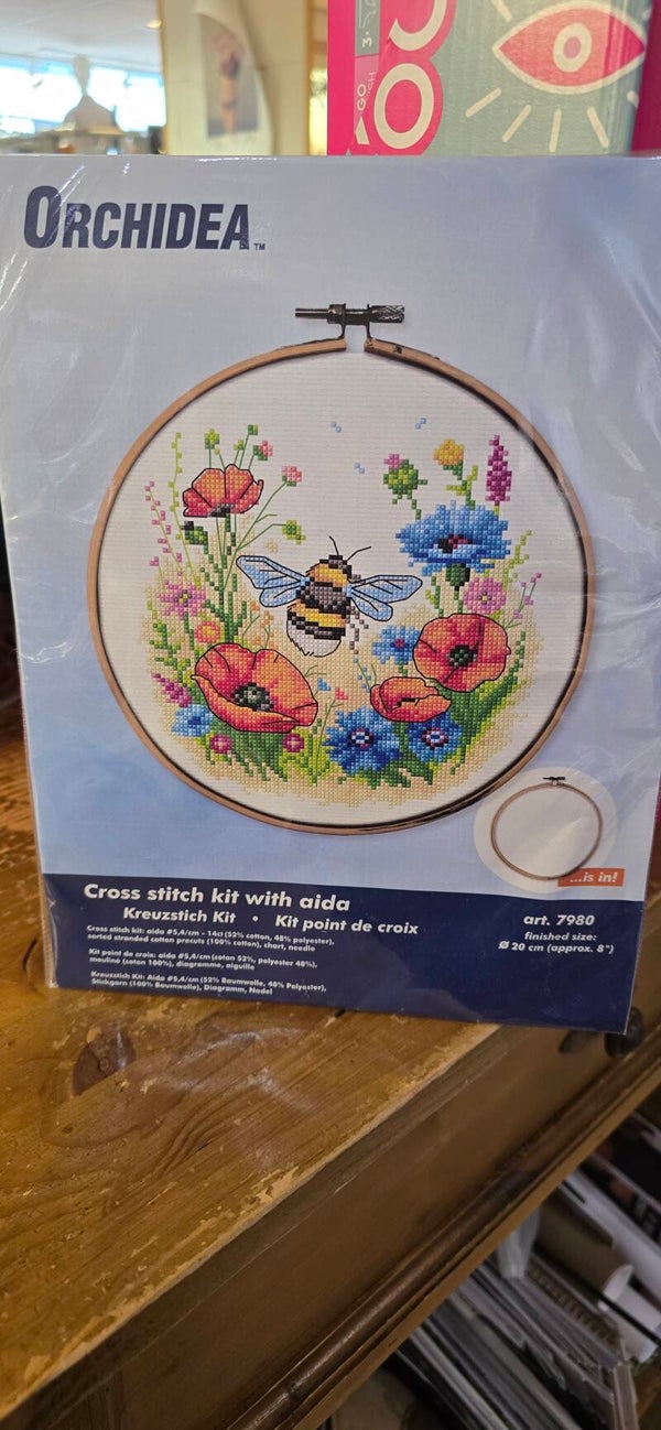Bloemenweide met bij