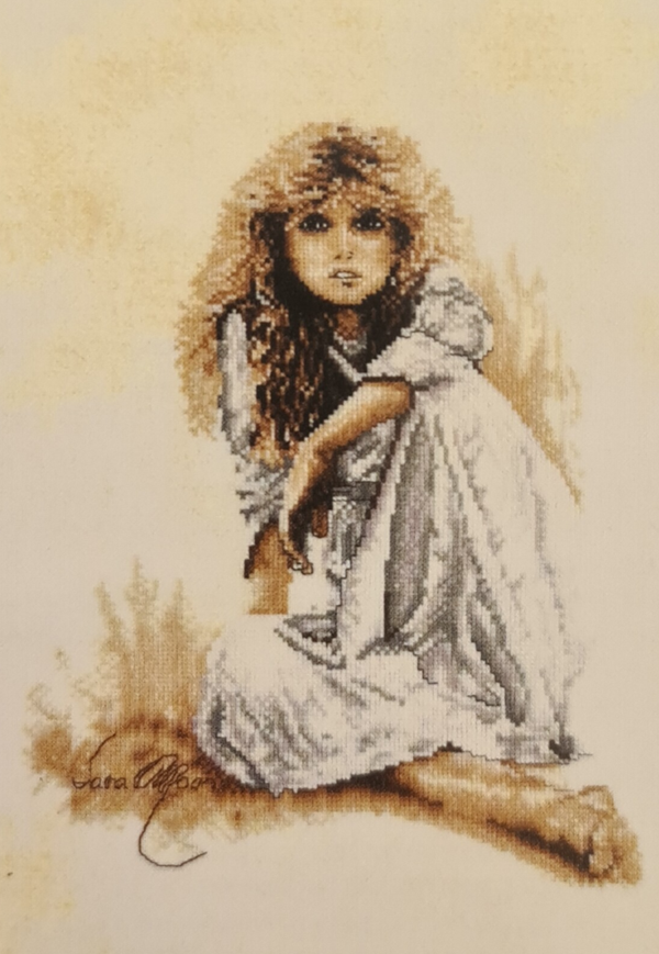 Zittend Meisje in Witte Jurk