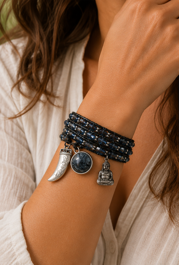 Handgemaakte 3-Laagse Wikkelarmband – Blauwe Glaskralen & Zilverkleurige Metalen Bedels