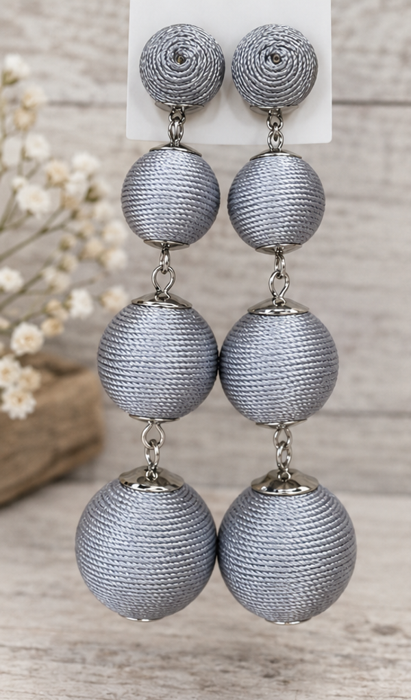 Bonbon Oorbellen Silver – Zilvergrijze Ballen met Metalen Kapjes en Oorsteker