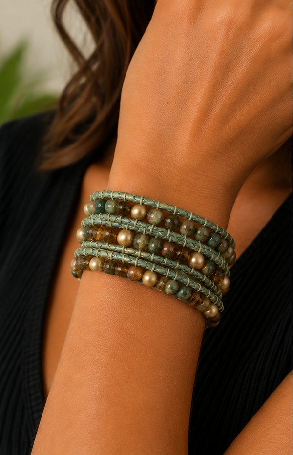 Handgemaakte Wikkelarmband met Glas- en Natuurkralen – Groen & Goud
