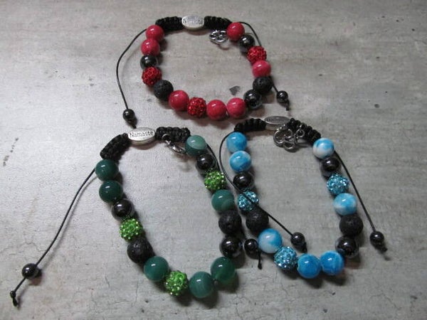 Armband – Natuursteen, Hematiet & Lavasteen met Ohm-bedel (Blauw, Rood & Groen)