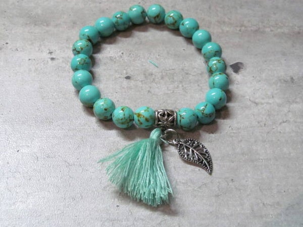 Elastische Armband – Turquoise Natuursteen met Kwastje & Blad-bedel