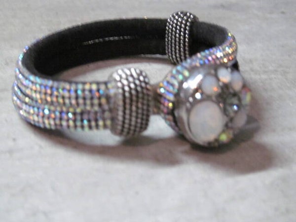 Luxe Armband – Zilvergrijs met Glansdetails & Opal-look Steen (15,5–16 cm)