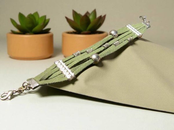 Suède Leren Armband – Sage Green met Zilverkleurige Accenten