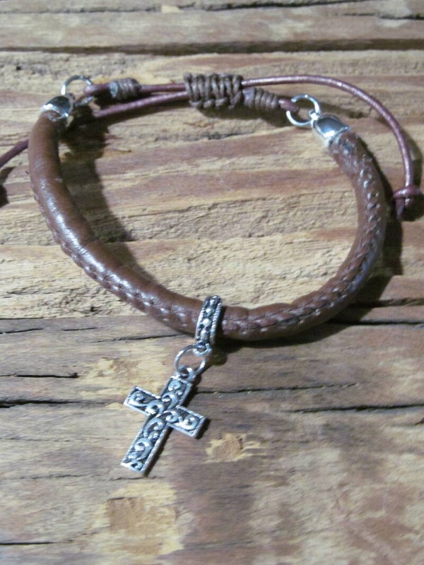 Bruine nappa Leren Armband met Zilverkleurig Kruis