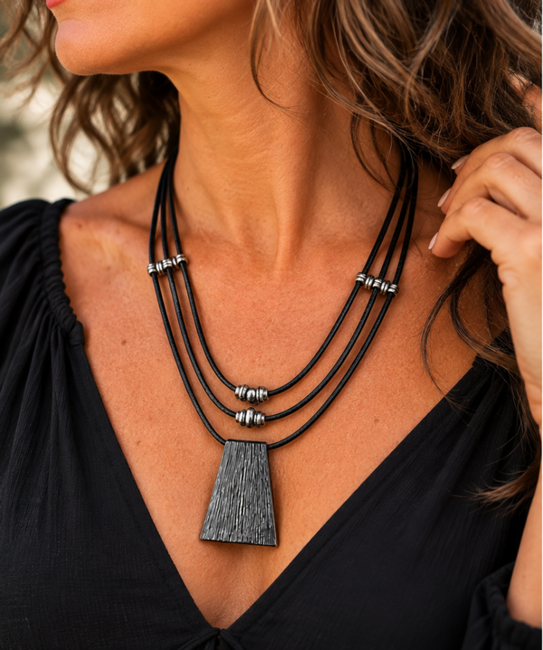 Ketting Black Label – 3-Lagen Waxkoord met Metalen Ornament en Kralen