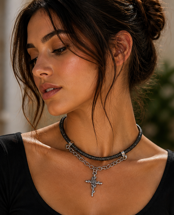Choker Ketting met Kruis en roos Hanger – Stoer en Tijdloos Design