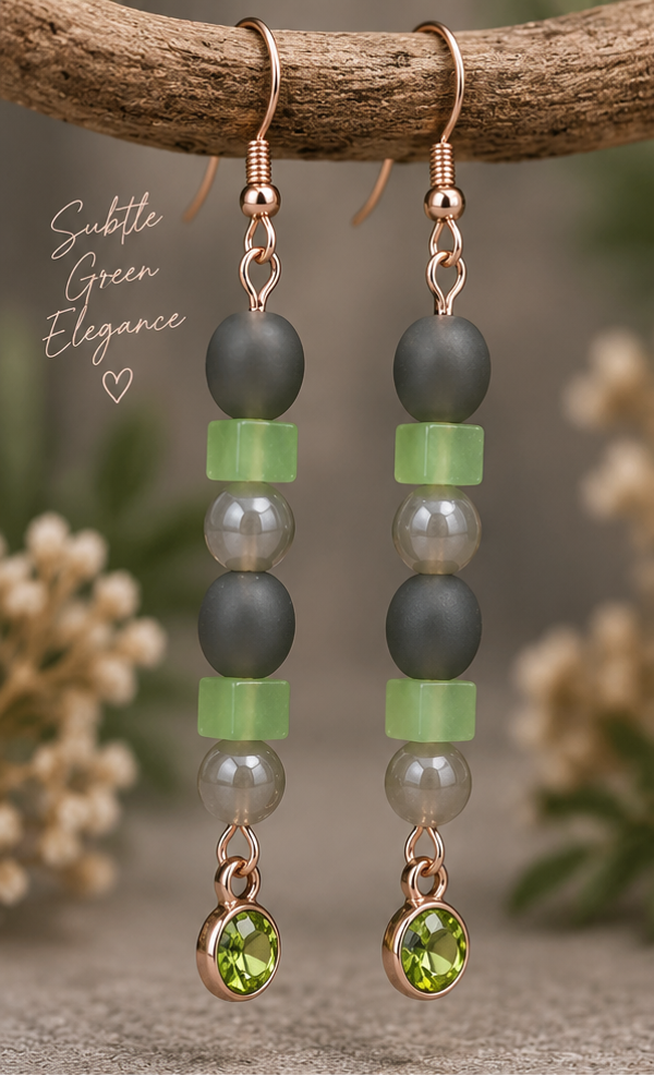 Oorbellen Misty Green – Glaskralen met Groene Puntsteen en Roségoud RVS Oorhaken