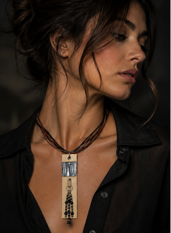 Statement Ketting met Hanger en Zwarte Kralen – Uniek Handgemaakt Design