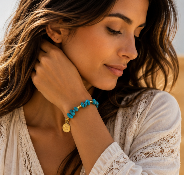 Turquoise Natuursteen Armband – Boho Ibiza Style met Goudkleurige Details