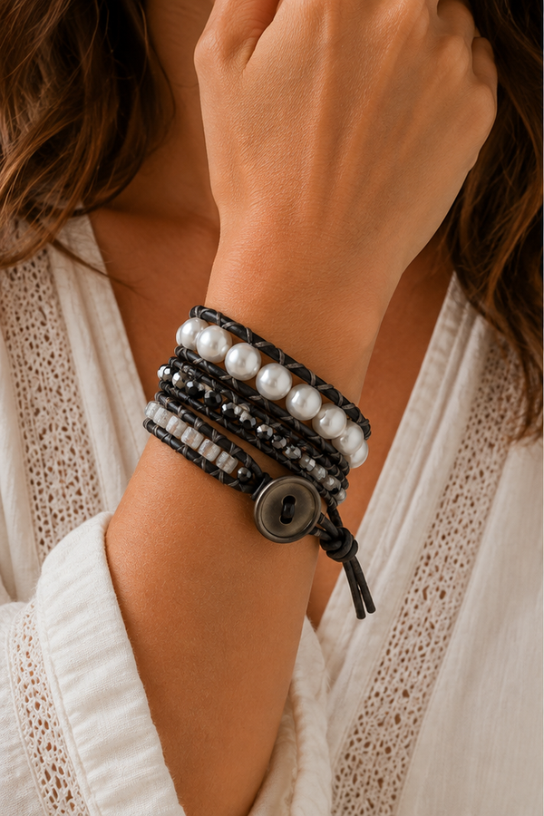 Handmade Wikkelarmband Earth Grey – Glaskralen & Gestikt Leer
