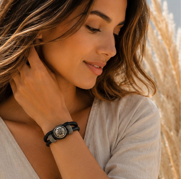 Zwarte Armband met Metalen Detail – Stoer en Elegant Design