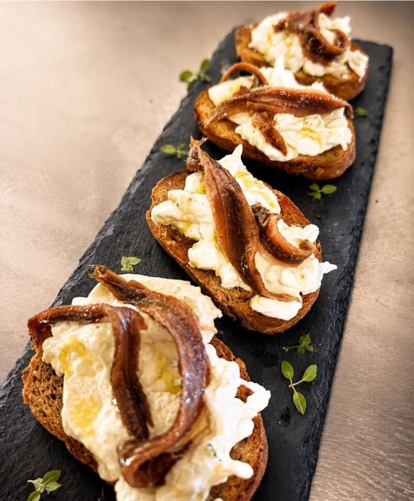 Bruschetta acciughe e burrata