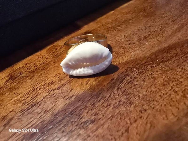 Bague coquillage blanc et dorée