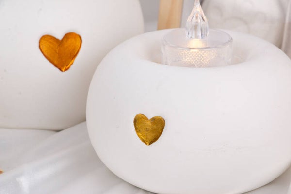 Ronde witte urn voor waxinelichtje met klein gouden hartje mt M