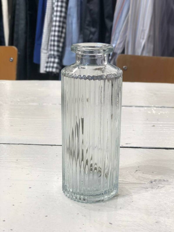 Klein glazen vaasje met ribbels