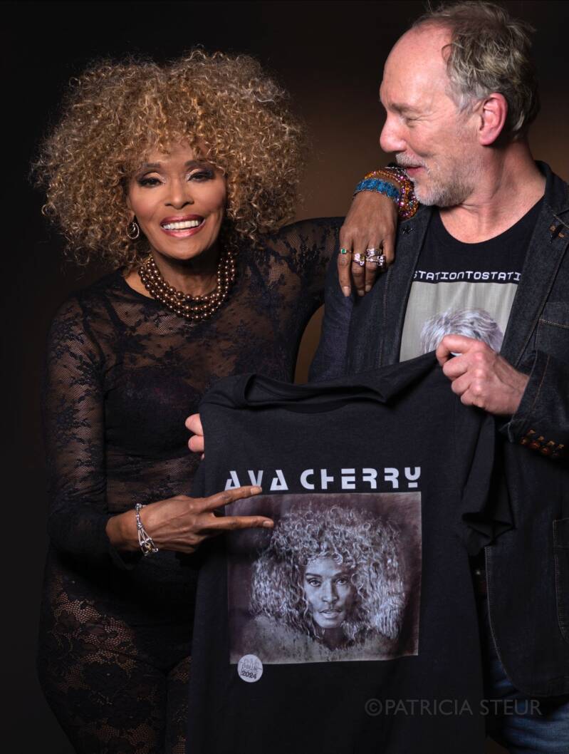 Ava Cherry met gesigneerd t-shirt David Bowie World Fan Convention