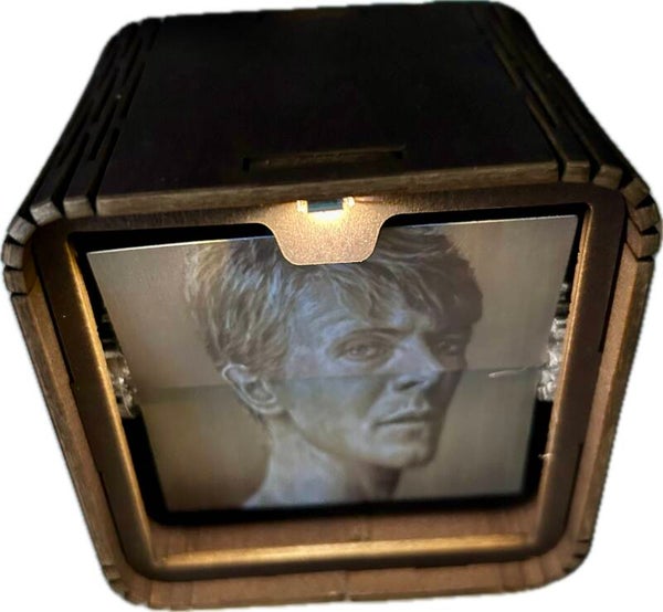 Photo Flipbook Box – DB 1  Compact flipbook · 8 original Bowie portraits · 9 × 9 cm