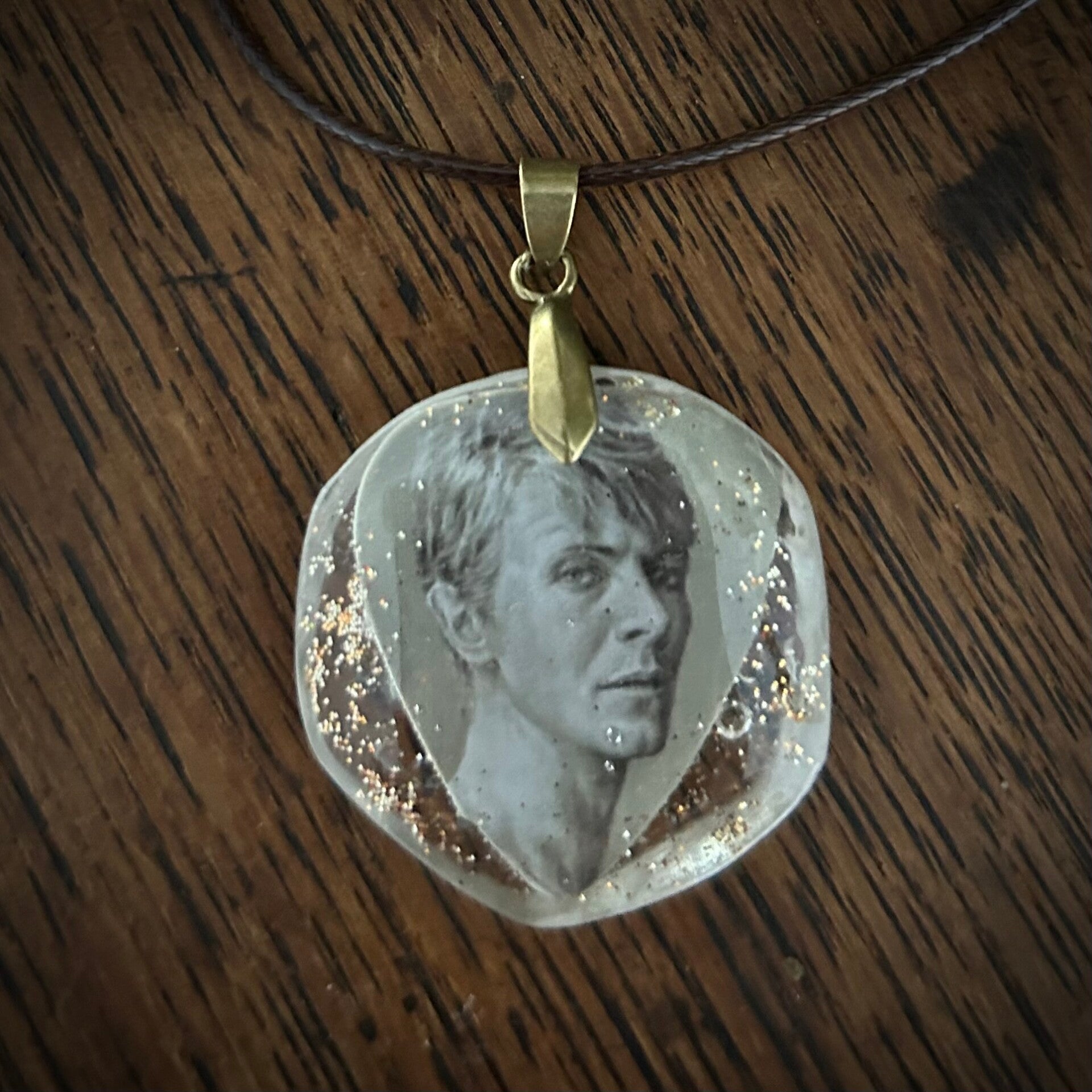 pendant in epoxy “golden years I” + 45/50 cm waxed cord
