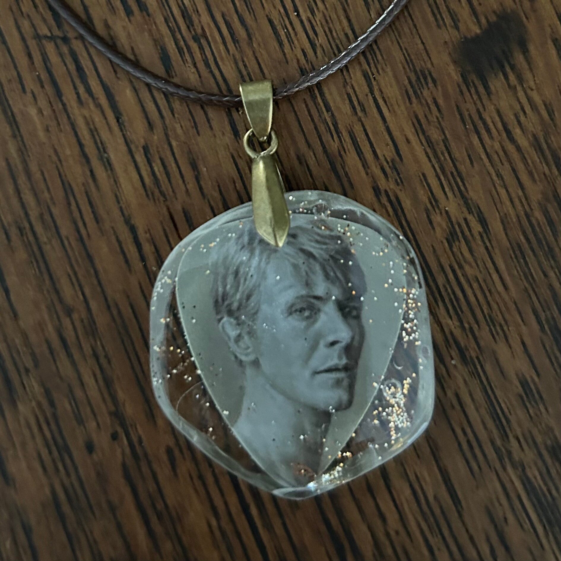 hanger in epoxy “golden years I” + 45/50 cm gewaxt koord