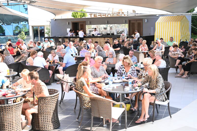 Volle bak inclusief tijgerprint outfit tijdens de festiviteiten van 2026