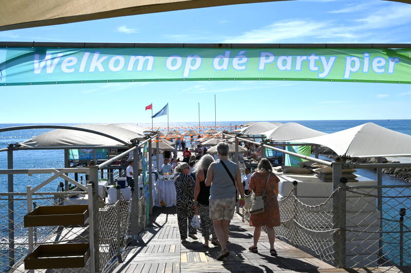 Rutger van Barneveld en zijn Helena op de Party Pier tijdens de Muziekreis 2026 naar Turkije