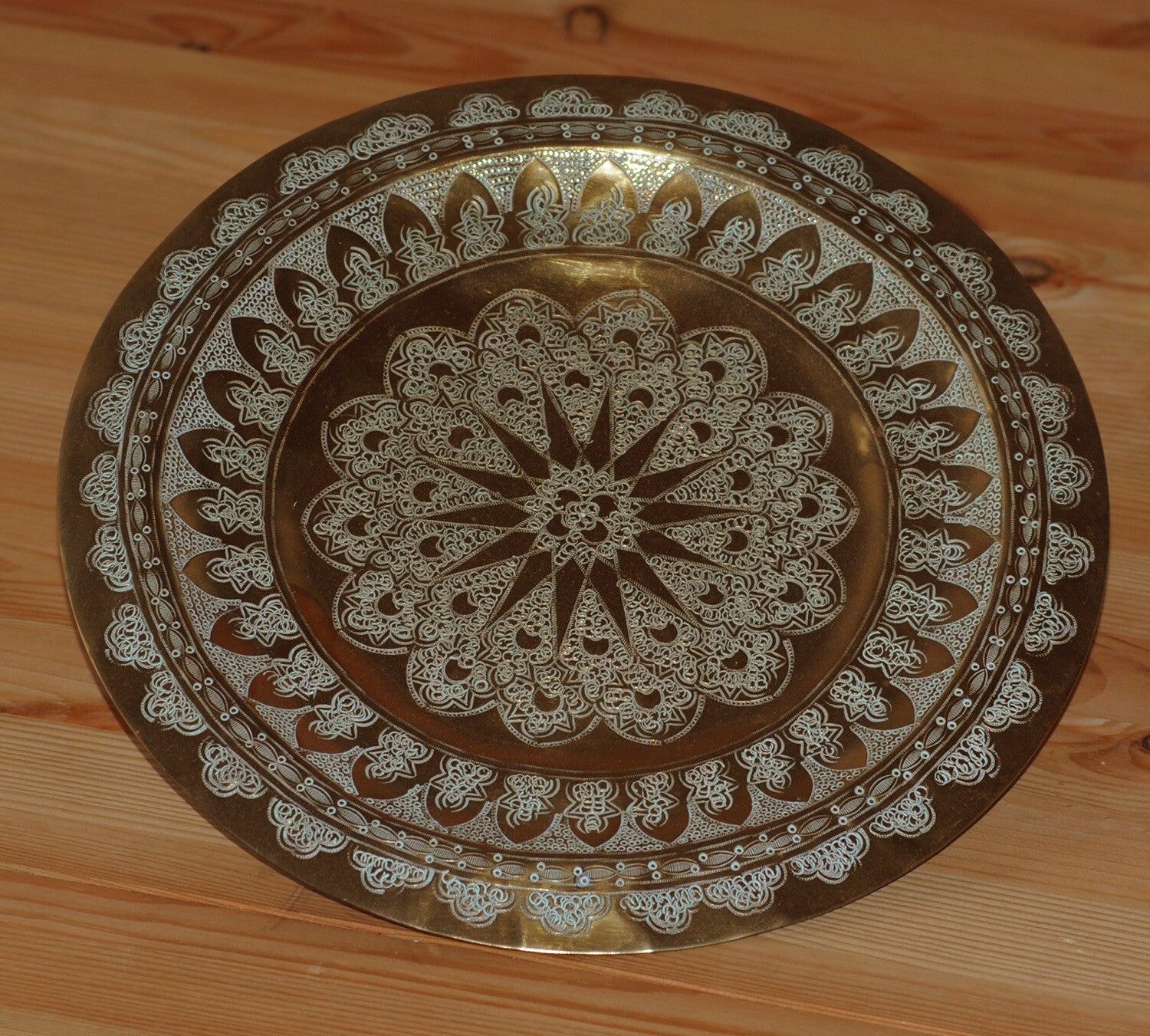 Assiette Orientale Ancienne en Laiton Gravé