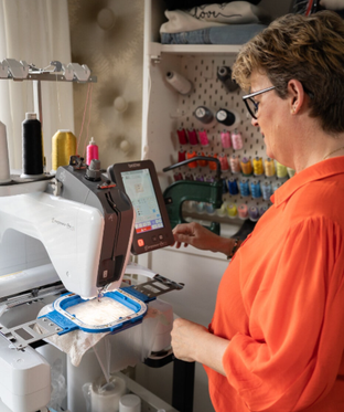 Sandra van Borduurstudio Sandra aan het werk achter de borduurmachine