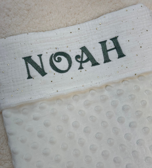 Babydeken noppenfleece en hydrofiel met naam Noah, geborduurd in donkergroen garen.