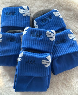 Hockeysokken voor het dames team gepersonaliseerd met een naam en logo Borduurstudio Sandra
