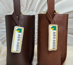 Uit eigen atelier handgemaakte leren wijnkoelers als relatie geschenk of kerstpakket