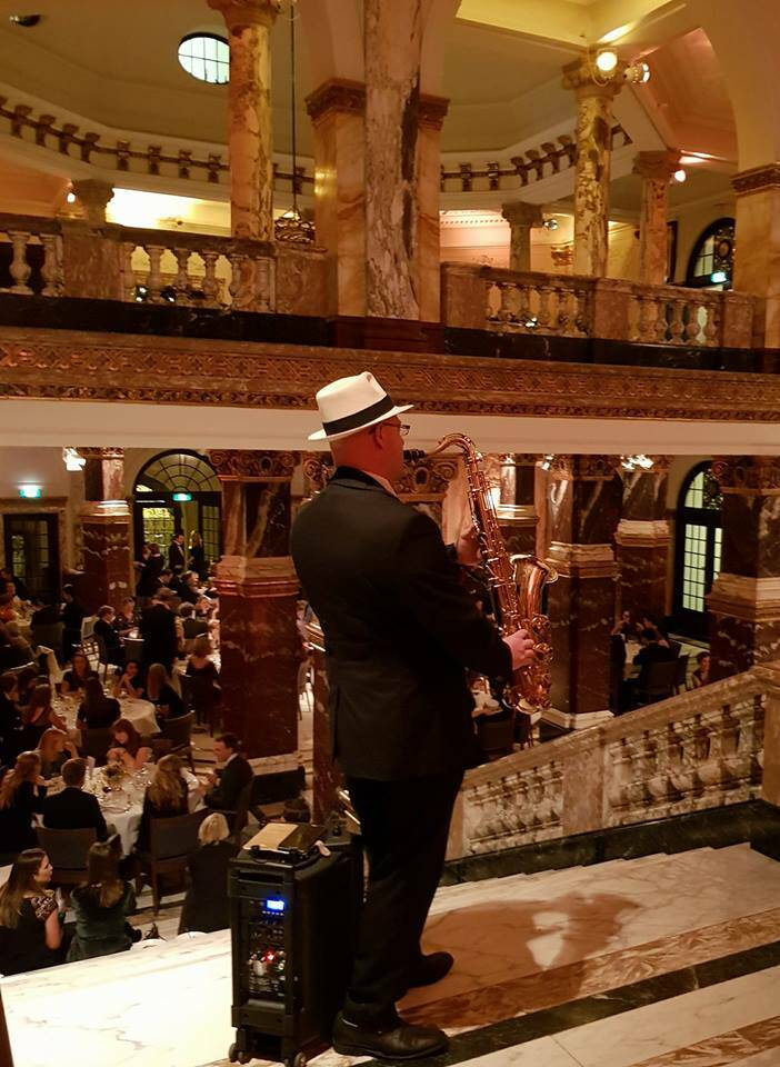 mobiele saxofonist voor winkelcentrum markt braderie woonboulevard woonmall herftsfair zomerfair lentefair haringparty etc