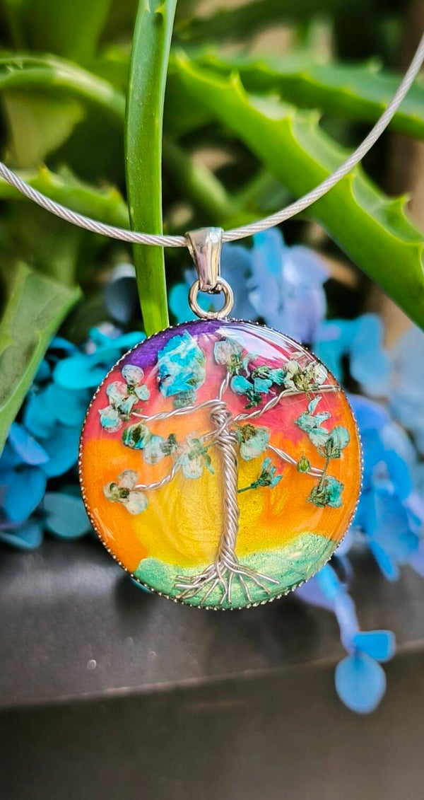 Collier en résine avec arbre et fleurs séchées