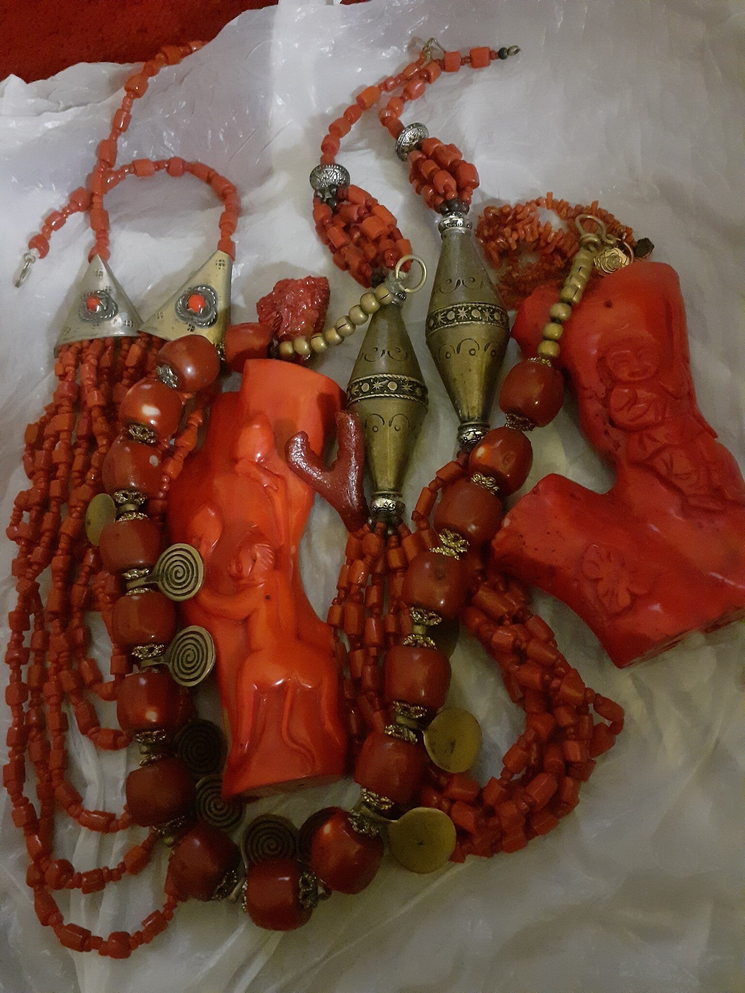 lots bijoux et sculpture en corail