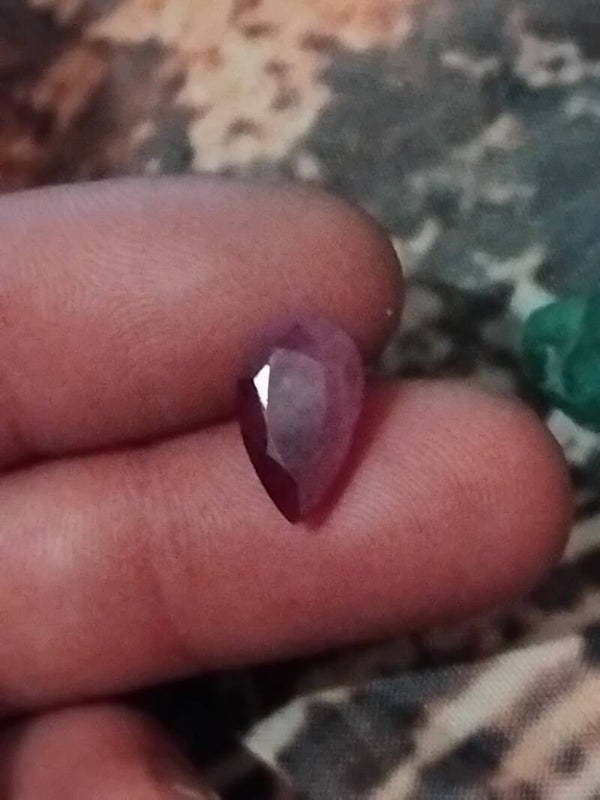 rubis opaque    poire 4 carats