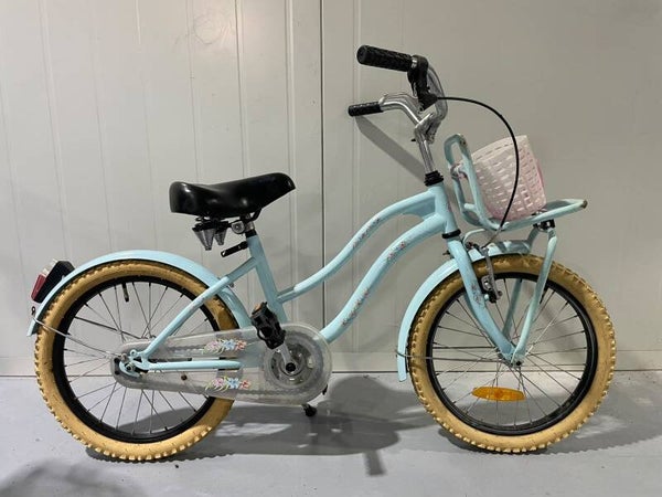 Licht blauwe kinderfiets