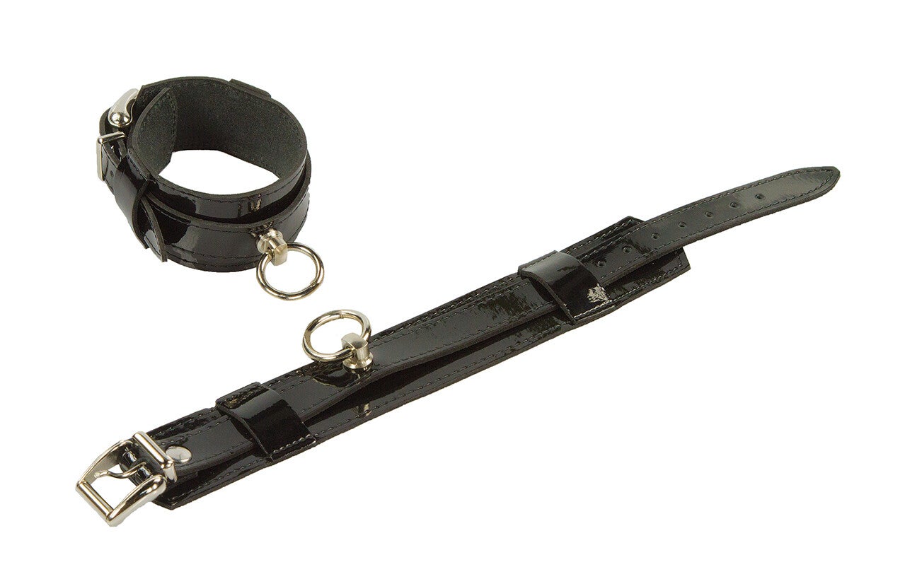 Fussfessel aus Lackleder mit Ring der O 15026
