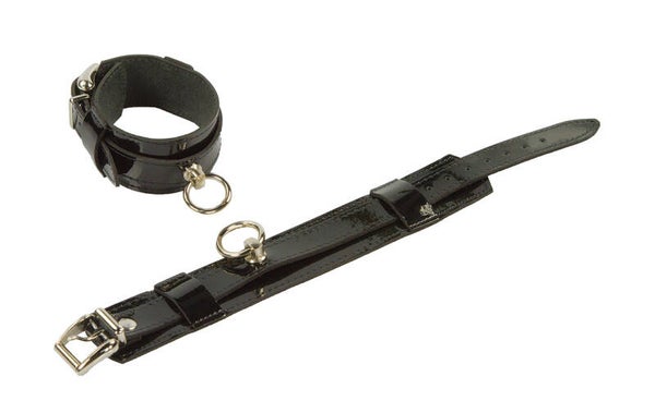 Fussfessel aus Lackleder mit Ring der O 15026