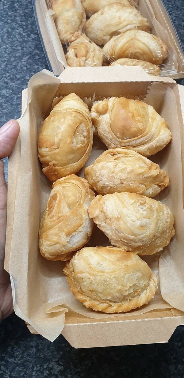 กะหรี่ปัํปไส้ไก่ Curry puffs with chicken homemade