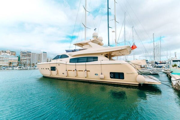 Ferretti 884 * 25,66m * 2010 * € 2,19M