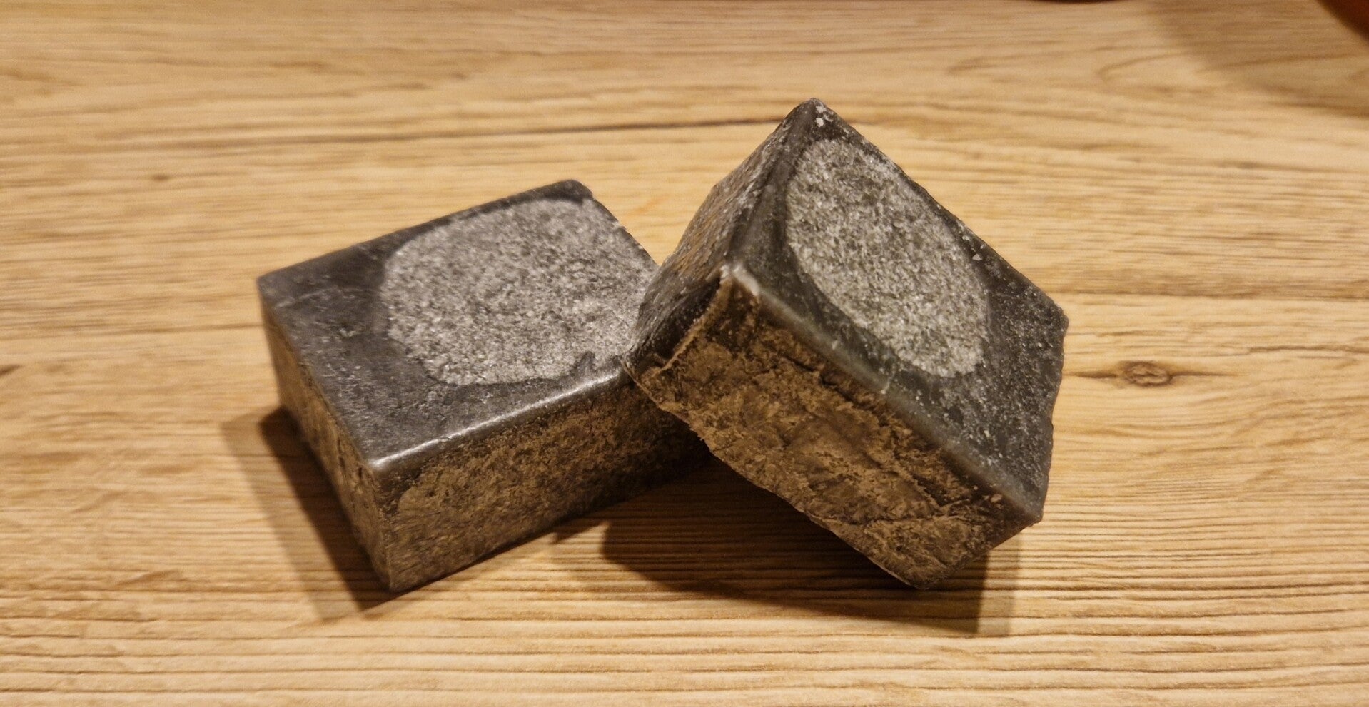 Amberblokje 'Black Dahlia'