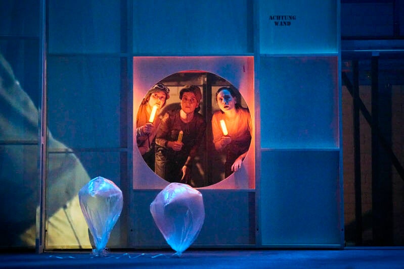 2026-01-19-theater-basel-schauspiel-20000-meilen-hp-2-686-copy-standard-10r2io.jpg