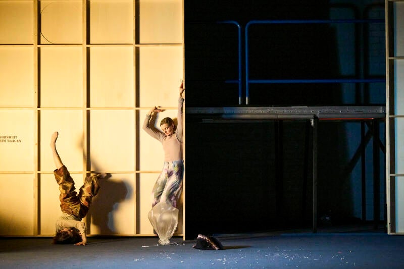 2026-01-19-theater-basel-schauspiel-20000-meilen-hp1-983-copy-standard-z6ihvu.jpg