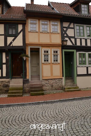 eingezwängt