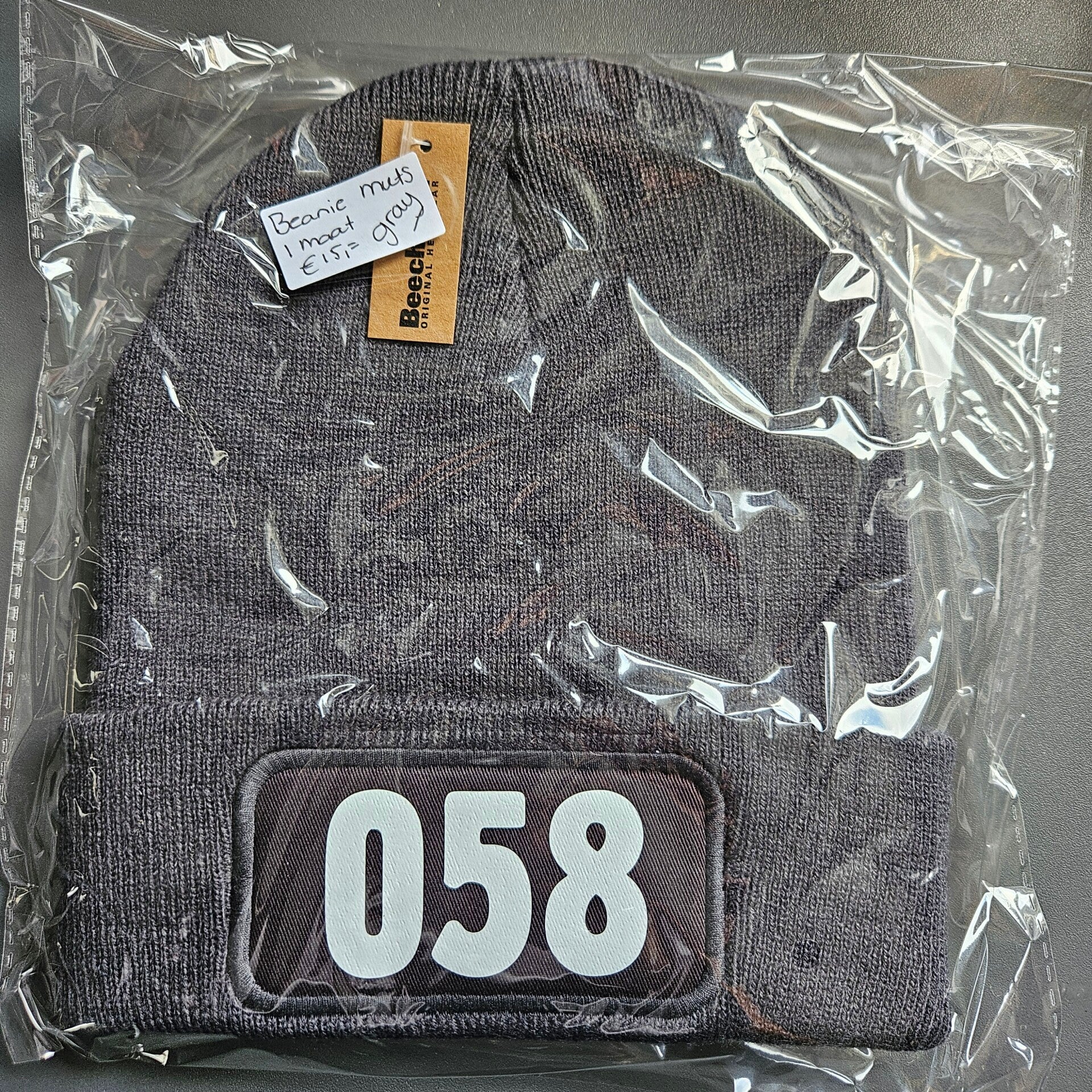 Beanie muts . Dark grey