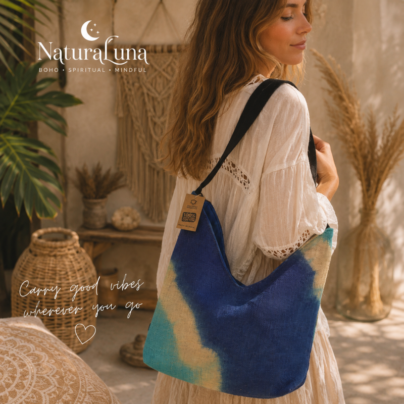 vrouw in witte jurk en lang bruin haar draag een soft blend tas in blauwe tinten