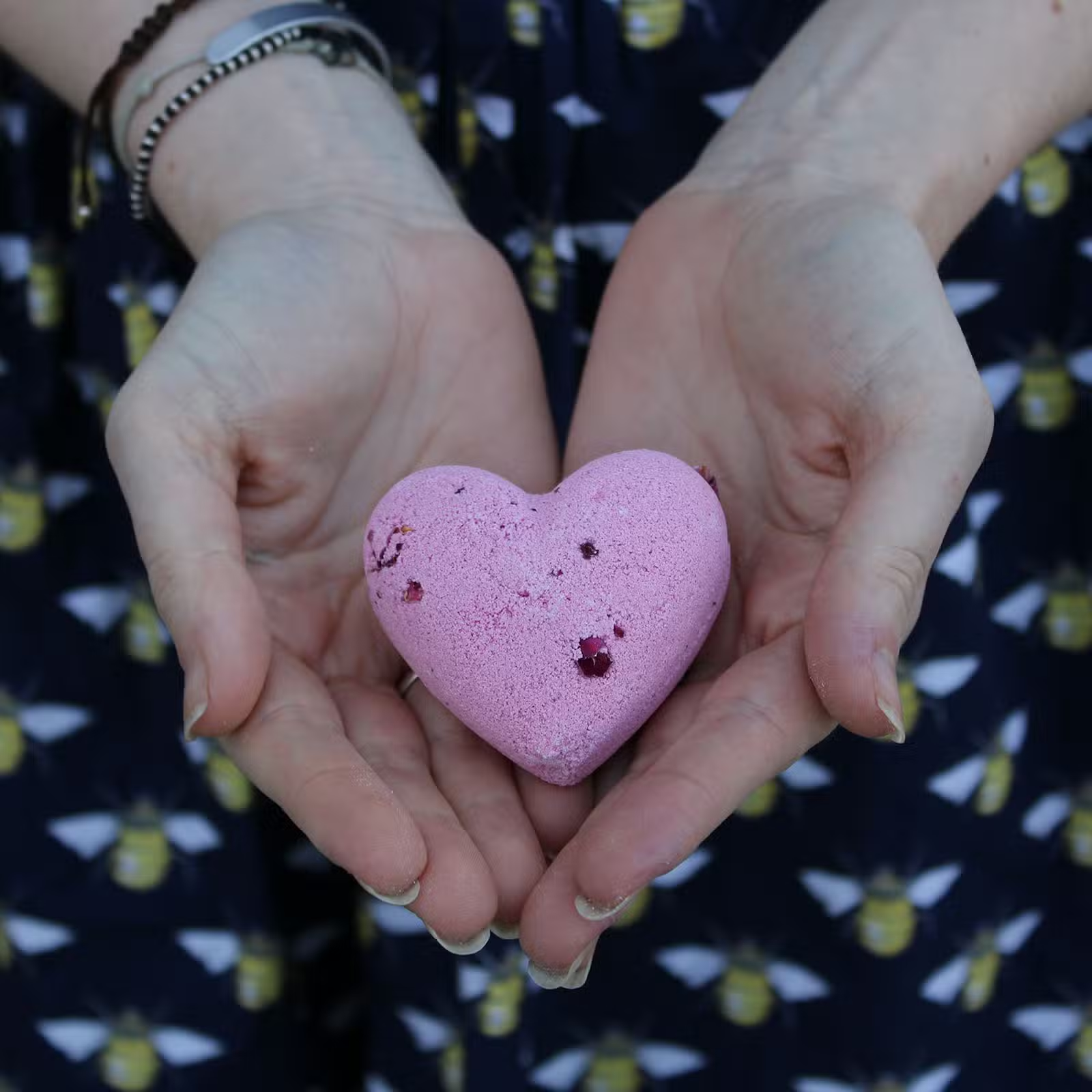 🌹 Love Heart Bath Bomb – Ylang & Rose (70g)
