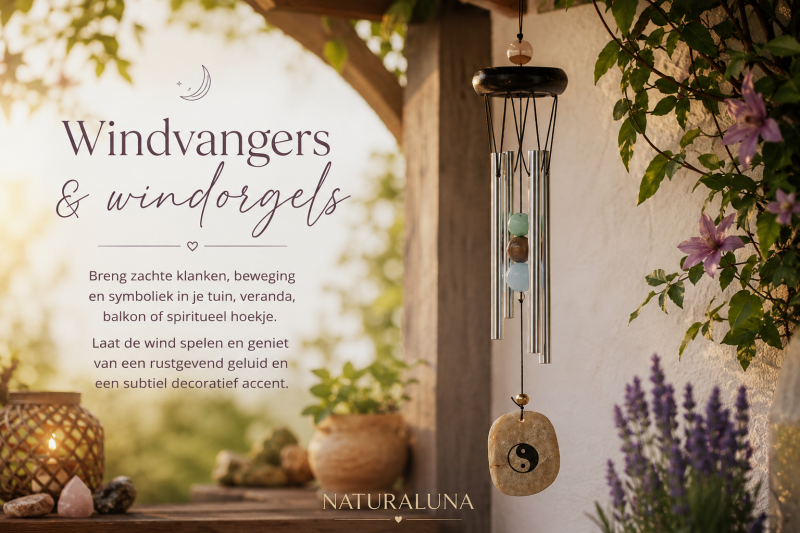 windvanger met yin en yang symbool in een zachte achtergrond met lavendel en passiebloem