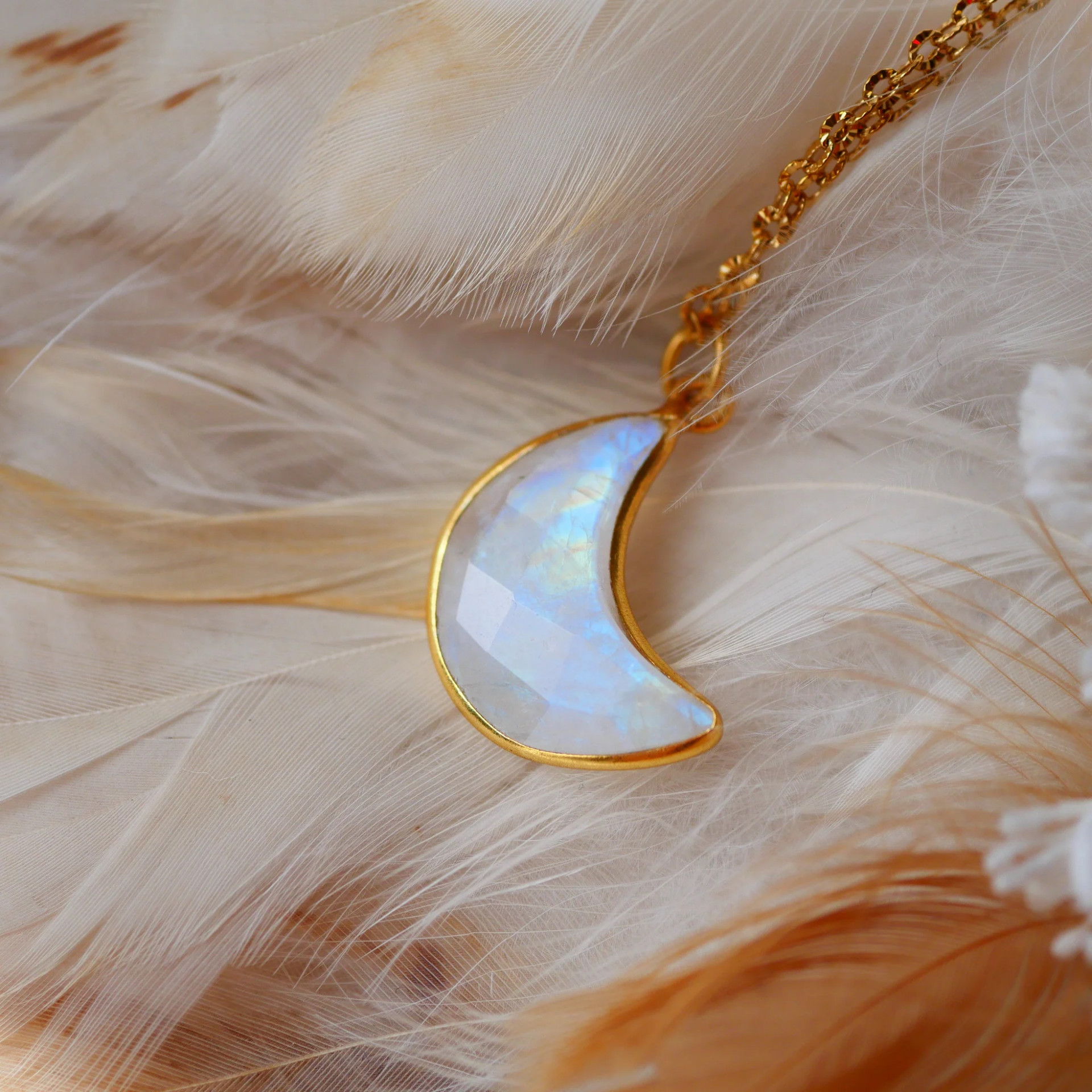 Maanketting met Regenboog maansteen hanger (Intuïtie & Vrouwelijkheid)